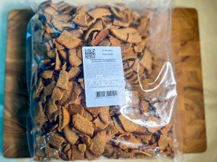 Ухо целое с красным перцем (150 гр.): Гренки черные со вкусом буженины