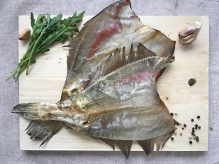 Картофель «Бруто» со вкусом сметаны и зелени 130 гр.: Камбала ёрш (Мурманская) вяленая