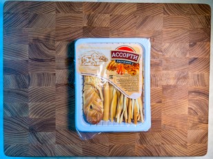 Продукт сырный ПАУТИНКА  Oktobersnack МАЛОСОЛЬНЫЙ ОГУРЕЦ (1 кг): Сыр Чечил АССОРТИ 150гр